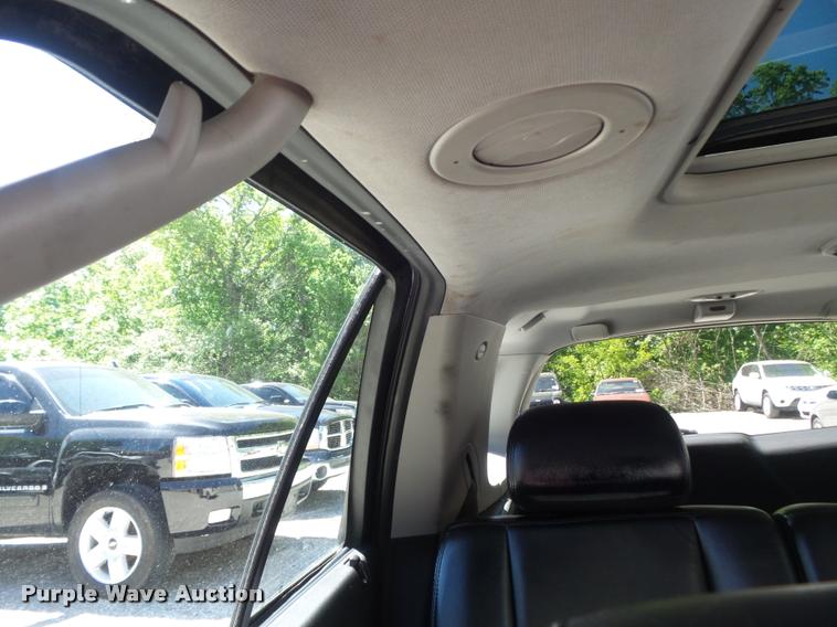 image for item K7647 2004 Cadillac SRX SUV