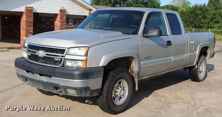 image for item L3167 2007 Chevrolet Silverado Classic 2500HD Ext. Cab pickup truck