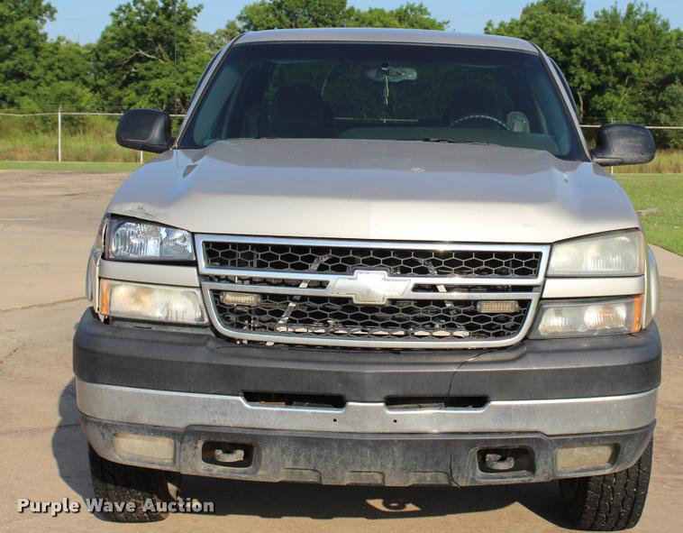 image for item L3167 2007 Chevrolet Silverado Classic 2500HD Ext. Cab pickup truck
