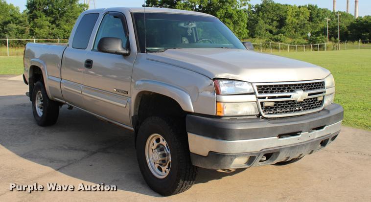 image for item L3167 2007 Chevrolet Silverado Classic 2500HD Ext. Cab pickup truck