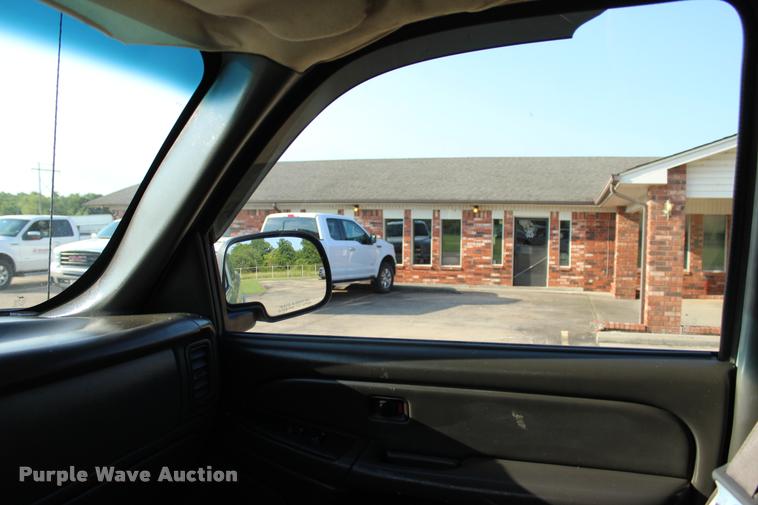 image for item L3167 2007 Chevrolet Silverado Classic 2500HD Ext. Cab pickup truck