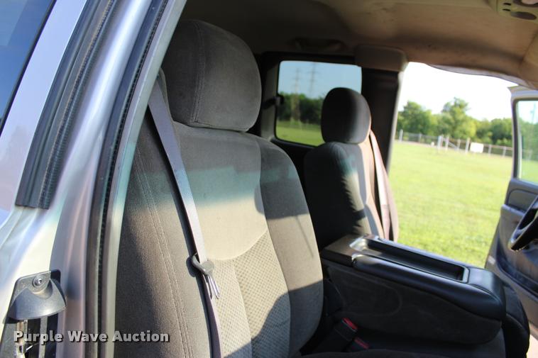 image for item L3167 2007 Chevrolet Silverado Classic 2500HD Ext. Cab pickup truck