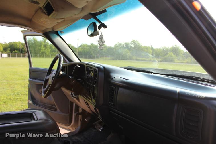 image for item L3167 2007 Chevrolet Silverado Classic 2500HD Ext. Cab pickup truck