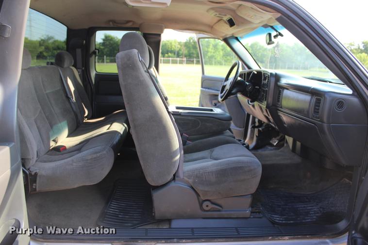 image for item L3167 2007 Chevrolet Silverado Classic 2500HD Ext. Cab pickup truck