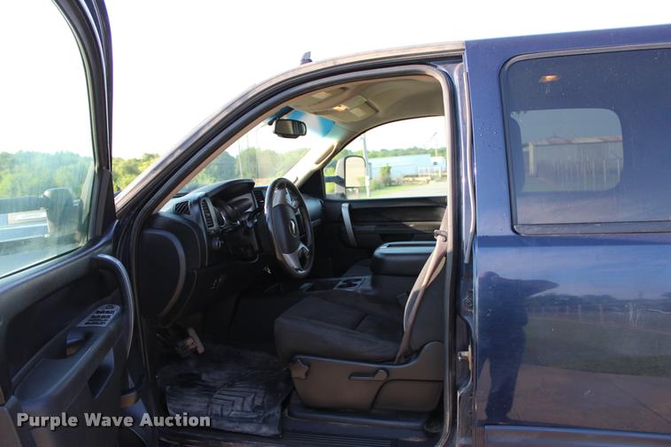 image for item L3169 2010 Chevrolet Silverado 2500HD Z71 Crew Cab pickup truck