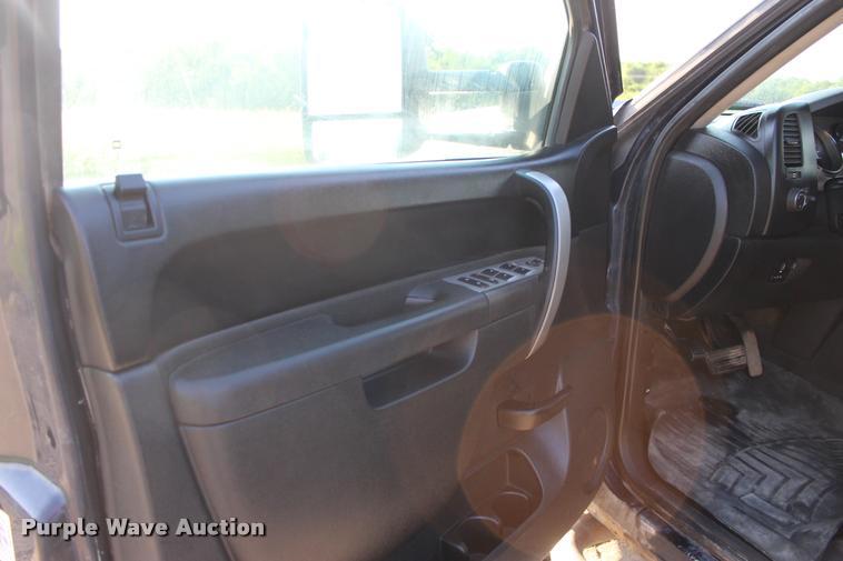 image for item L3169 2010 Chevrolet Silverado 2500HD Z71 Crew Cab pickup truck