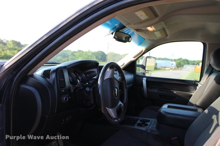 image for item L3169 2010 Chevrolet Silverado 2500HD Z71 Crew Cab pickup truck
