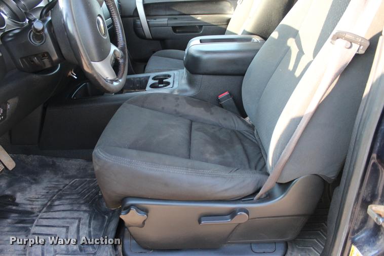 image for item L3169 2010 Chevrolet Silverado 2500HD Z71 Crew Cab pickup truck