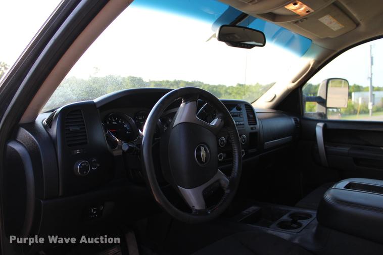 image for item L3169 2010 Chevrolet Silverado 2500HD Z71 Crew Cab pickup truck