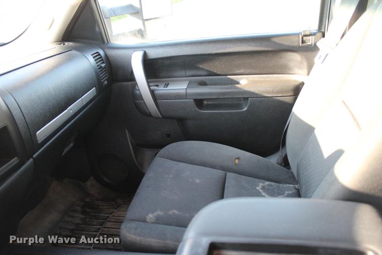 image for item L3169 2010 Chevrolet Silverado 2500HD Z71 Crew Cab pickup truck