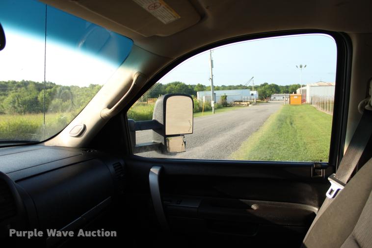 image for item L3169 2010 Chevrolet Silverado 2500HD Z71 Crew Cab pickup truck