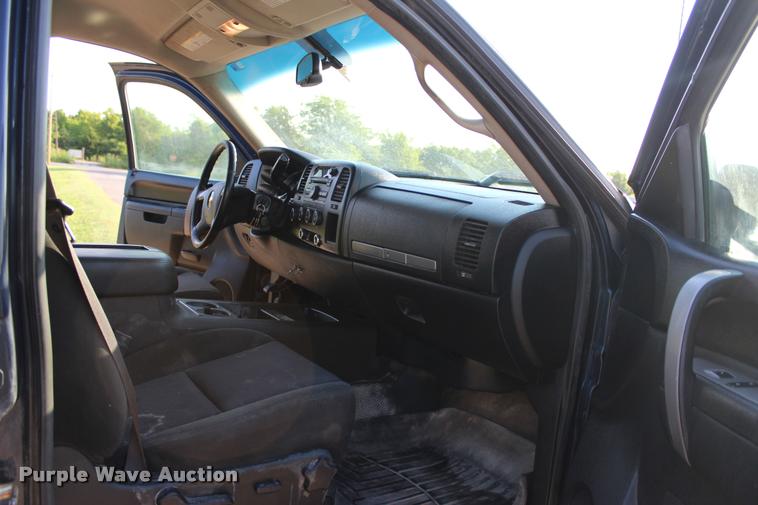 image for item L3169 2010 Chevrolet Silverado 2500HD Z71 Crew Cab pickup truck
