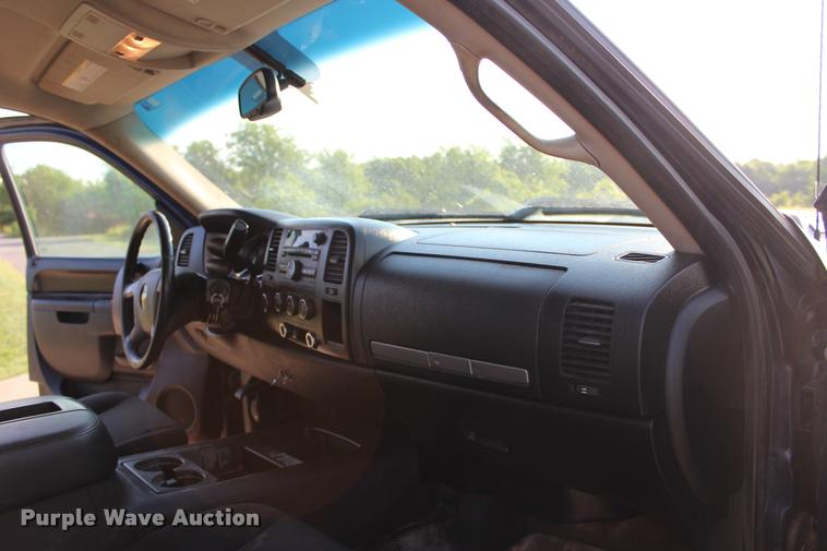 image for item L3169 2010 Chevrolet Silverado 2500HD Z71 Crew Cab pickup truck