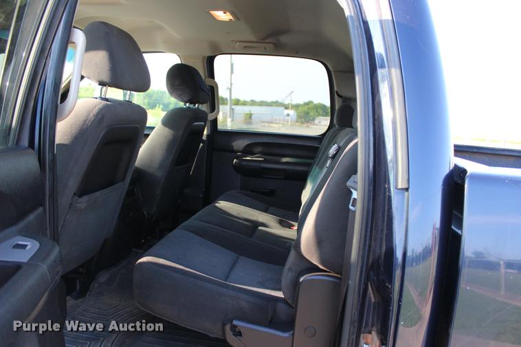 image for item L3169 2010 Chevrolet Silverado 2500HD Z71 Crew Cab pickup truck
