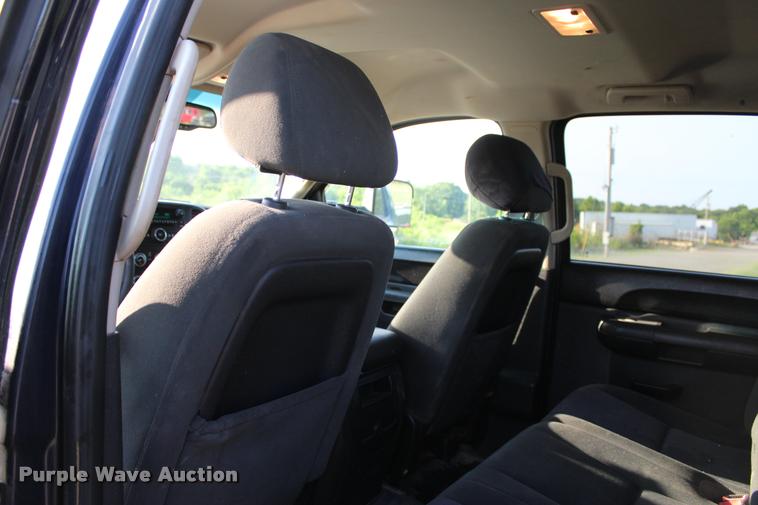 image for item L3169 2010 Chevrolet Silverado 2500HD Z71 Crew Cab pickup truck