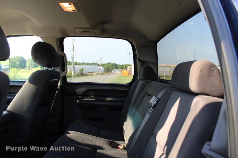 image for item L3169 2010 Chevrolet Silverado 2500HD Z71 Crew Cab pickup truck