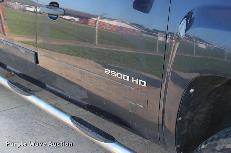 image for item L3169 2010 Chevrolet Silverado 2500HD Z71 Crew Cab pickup truck