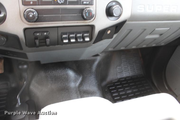 image for item L3174 2011 Ford F550 Super Duty XLT SuperCab truck cab and chassis
