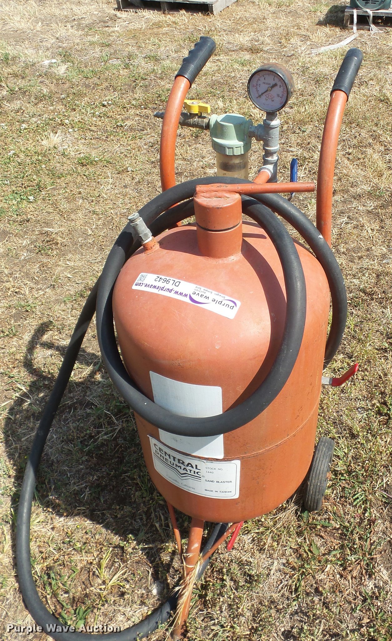 Central Pneumatic sandblaster in Colony, KS Item DL9642 sold Purple