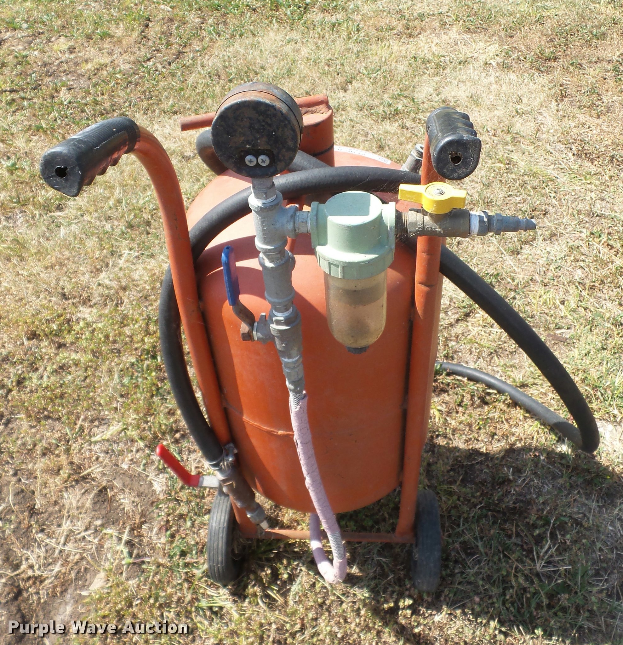 Central Pneumatic sandblaster in Colony, KS Item DL9642 sold Purple Wave