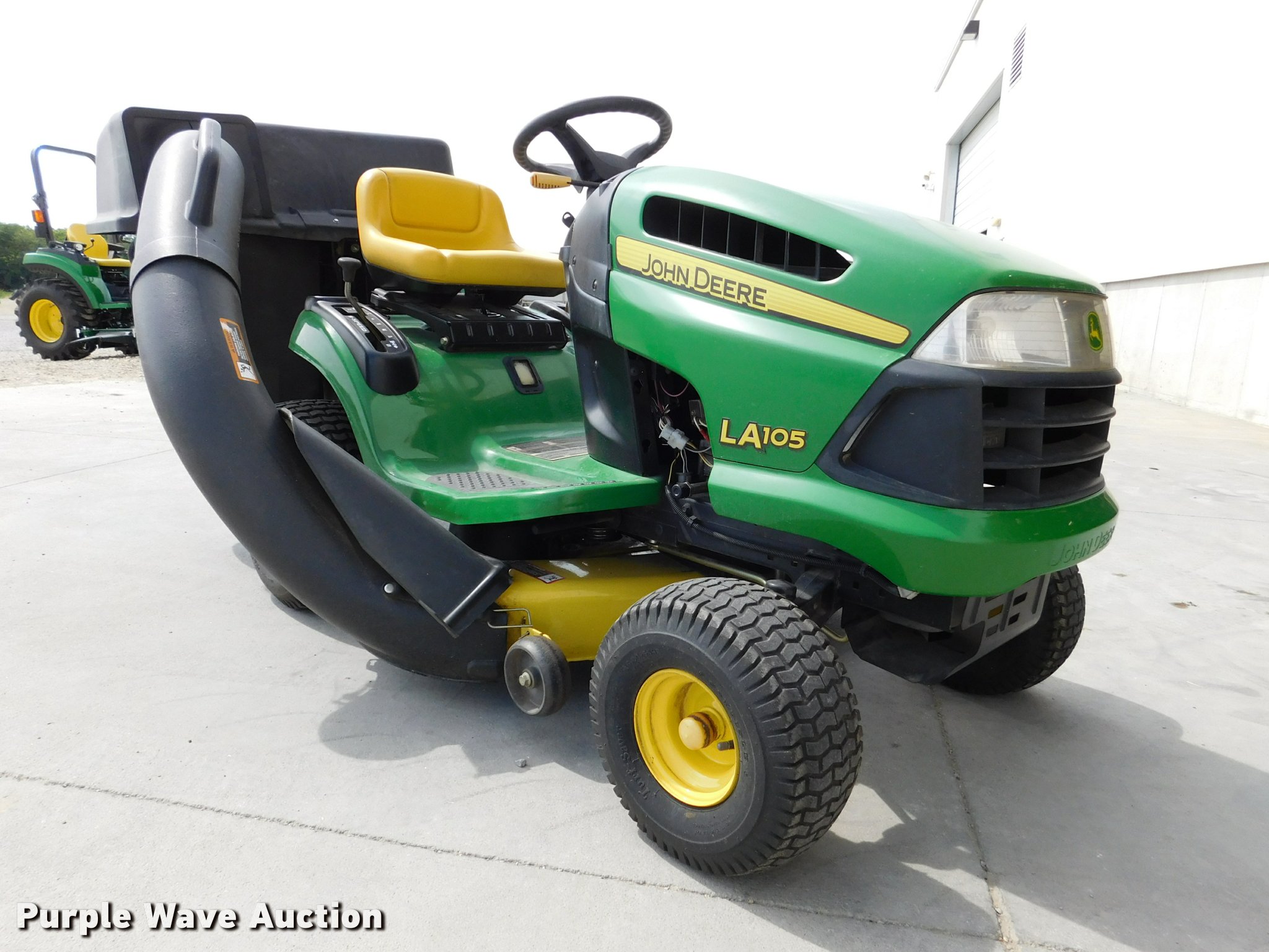 2008 John Deere LA105 riding lawn mower in Concordia, KS Item DM9477