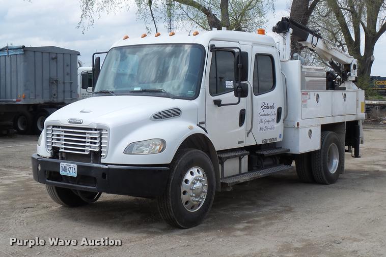 image for item DA4945 2006 Freightliner Business Class M2 service truck with crane