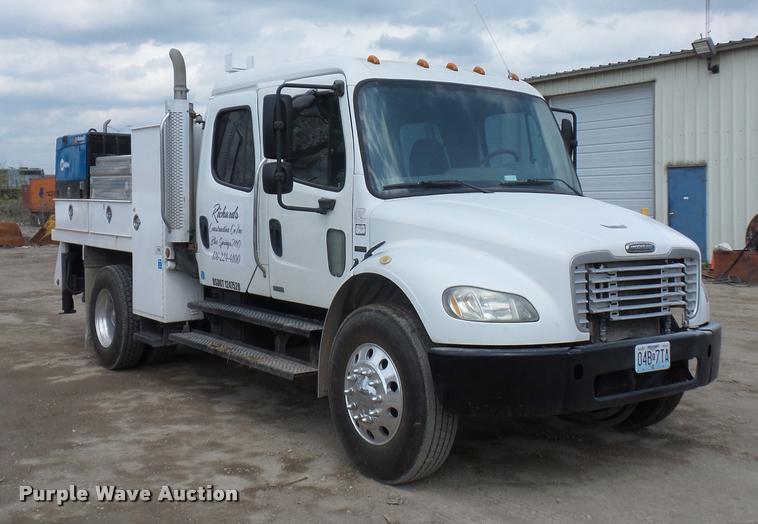 image for item DA4945 2006 Freightliner Business Class M2 service truck with crane