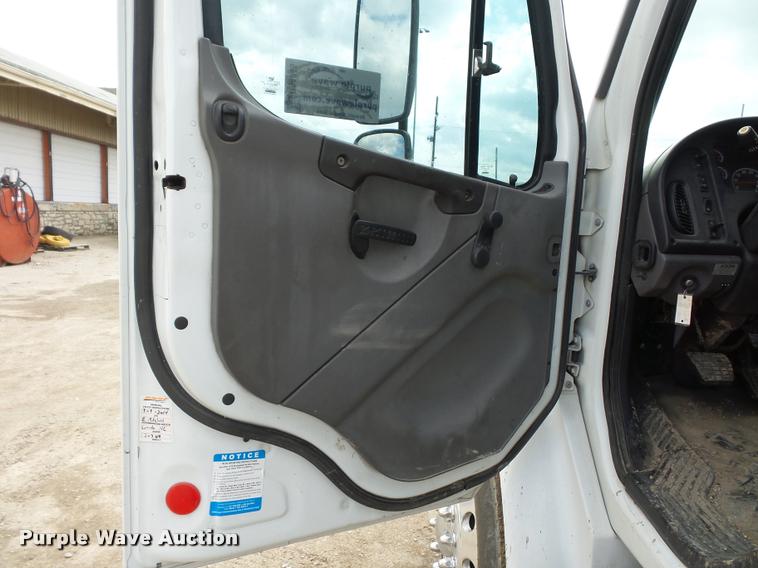 image for item DA4945 2006 Freightliner Business Class M2 service truck with crane