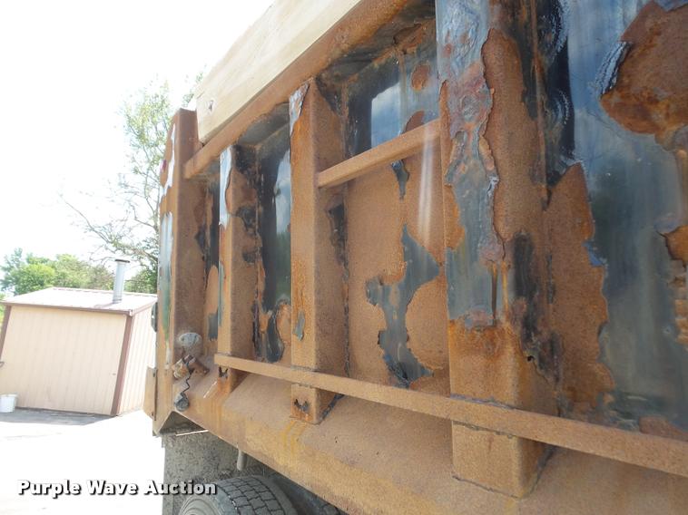 image for item DA6413 2009 Sterling L9500 dump truck