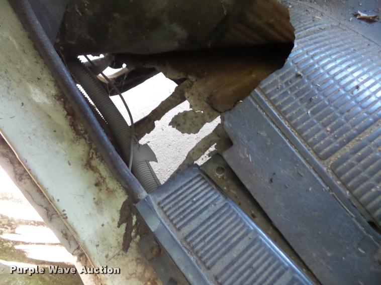 image for item DA6441 1984 International S1700 chip bed dump truck