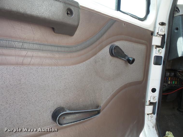 image for item DA6442 1999 International 4700 service truck