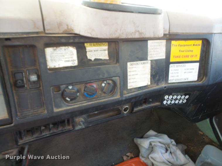 image for item DA6442 1999 International 4700 service truck