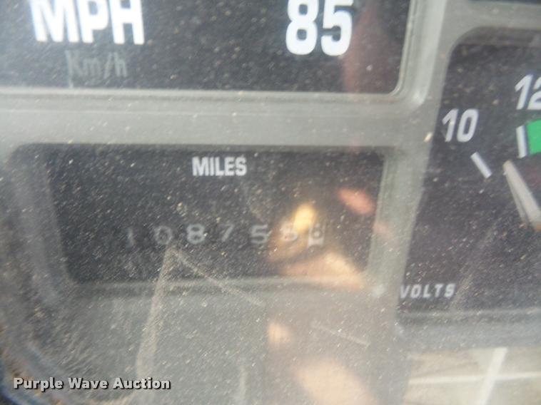 image for item DA6442 1999 International 4700 service truck