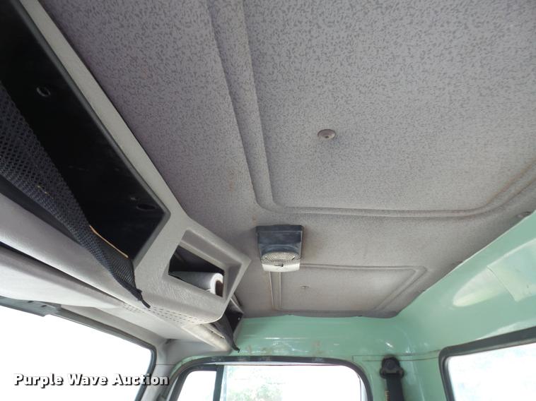 image for item DA6442 1999 International 4700 service truck