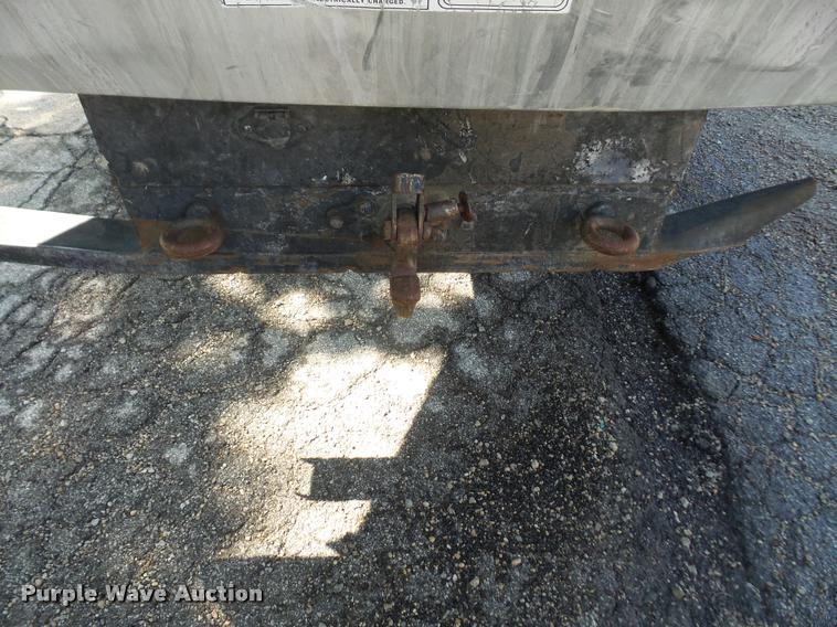 image for item DA6442 1999 International 4700 service truck