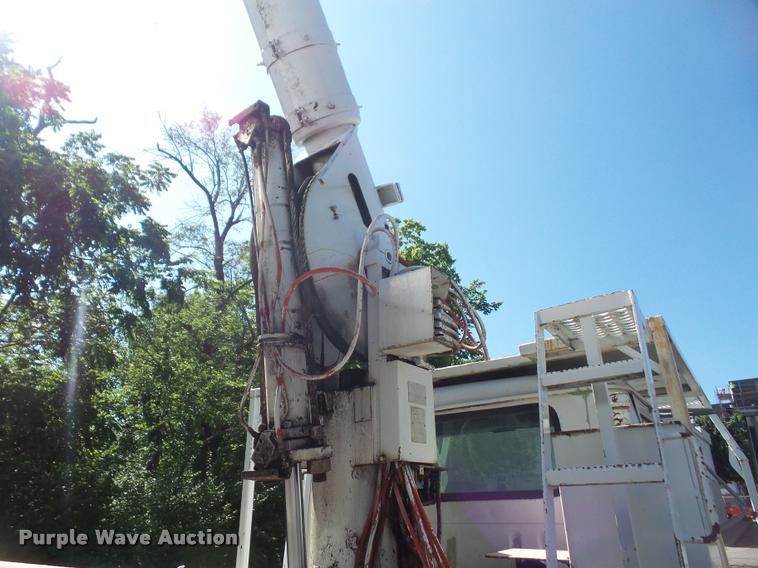 image for item DA6442 1999 International 4700 service truck