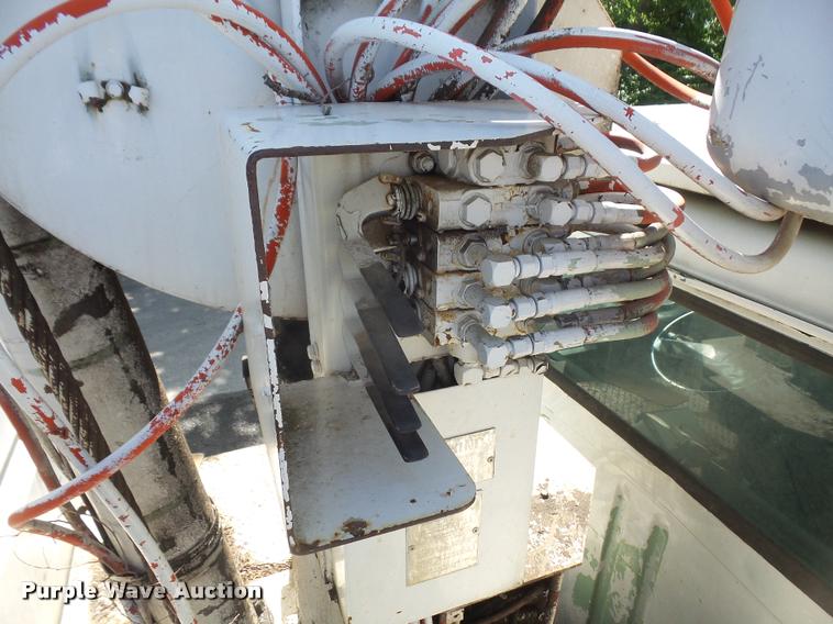 image for item DA6442 1999 International 4700 service truck