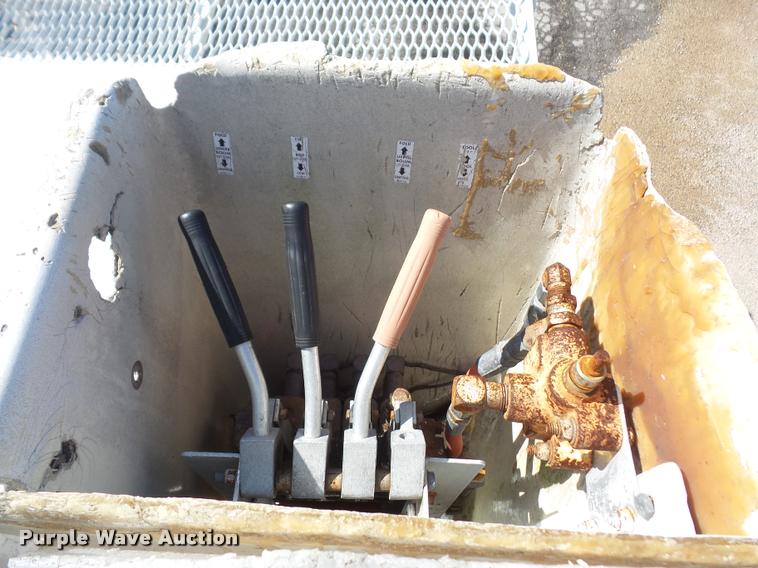 image for item DA6442 1999 International 4700 service truck