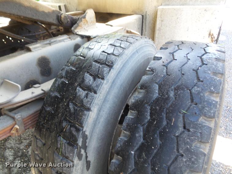 image for item DA6442 1999 International 4700 service truck