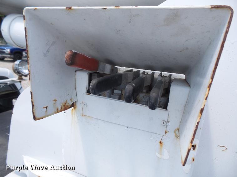 image for item DA6495 2001 Ford F350 Super Duty bucket truck