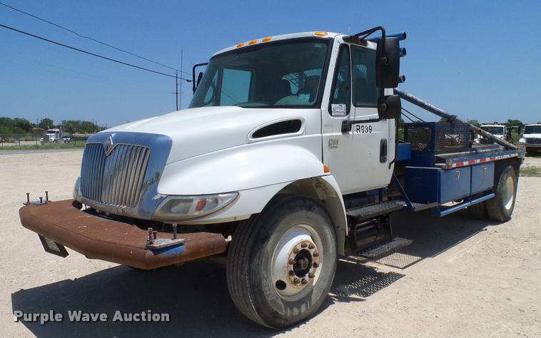 image for item DA6784 2002 International DuraStar 4300 winch truck