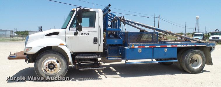 image for item DA6784 2002 International DuraStar 4300 winch truck