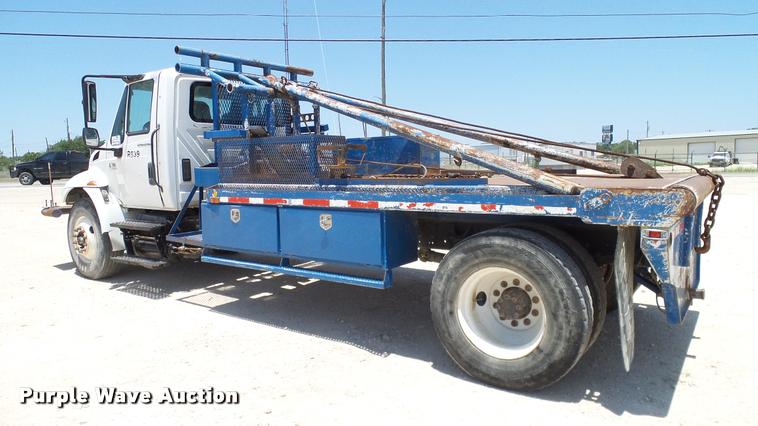 image for item DA6784 2002 International DuraStar 4300 winch truck