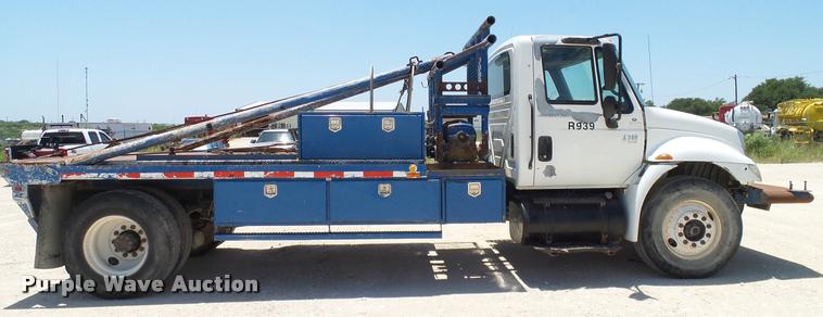 image for item DA6784 2002 International DuraStar 4300 winch truck