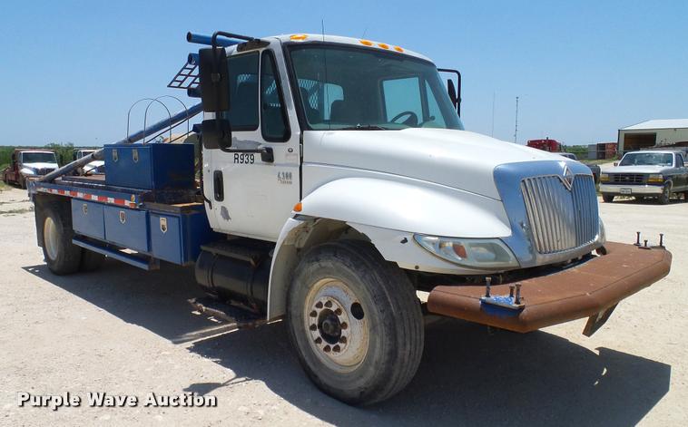 image for item DA6784 2002 International DuraStar 4300 winch truck