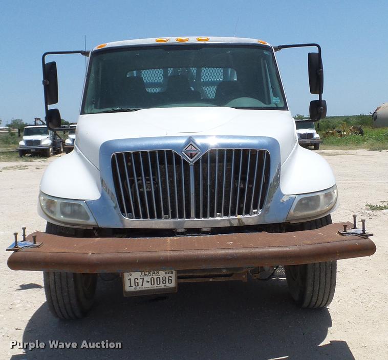 image for item DA6784 2002 International DuraStar 4300 winch truck