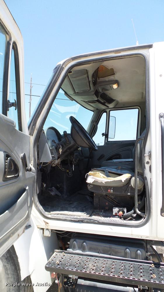 image for item DA6784 2002 International DuraStar 4300 winch truck