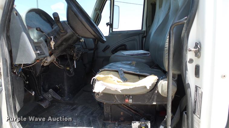 image for item DA6784 2002 International DuraStar 4300 winch truck