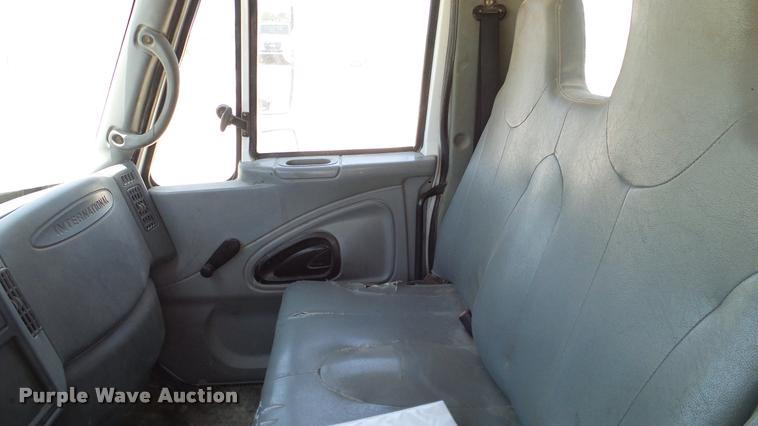 image for item DA6784 2002 International DuraStar 4300 winch truck