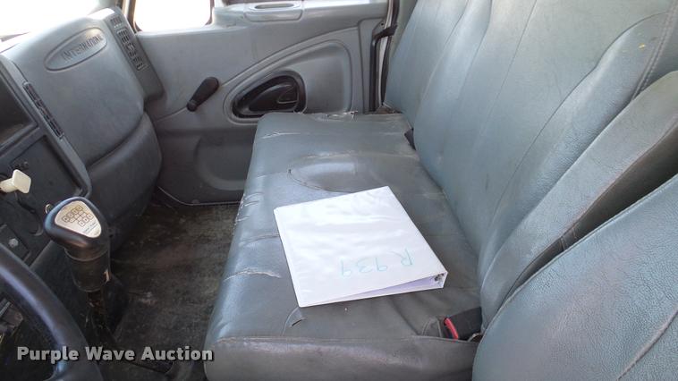 image for item DA6784 2002 International DuraStar 4300 winch truck